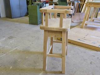 Oak stool with arms, JLM Bespoke Furniture Limited JLM Bespoke Furniture Limited Modern kitchen