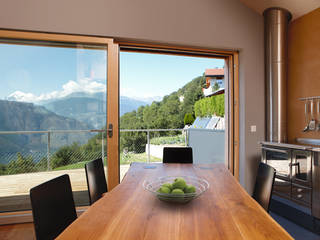 Passivhaus in der Schweiz: Energieversorgung in Eigenregie, Bau-Fritz GmbH & Co. KG Bau-Fritz GmbH & Co. KG Modern Dining Room Chairs & benches