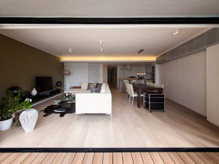 MJ's RESIDENCE, arctitudesign arctitudesign minimalist style balcony, porch & terrace