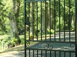 A Selection of Wrought Iron Gates, Garden Gates Direct Garden Gates Direct Klasyczny ogród