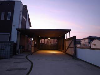 y Garage, オオハタミツオ建築設計事務所 オオハタミツオ建築設計事務所 Garage/Rimessa in stile classico