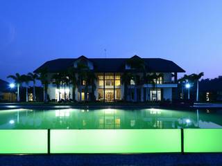 PRIVATE RESIDENCE AT KERALA(CALICUT)INDIA, TOPOS+PARTNERS TOPOS+PARTNERS Classic style houses