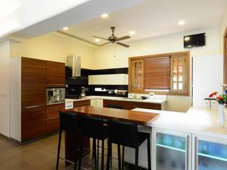 PRIVATE RESIDENCE AT KERALA(CALICUT)INDIA, TOPOS+PARTNERS TOPOS+PARTNERS Classic style kitchen