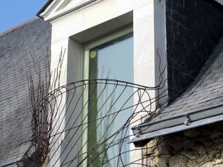 Jalousie sur une longère XVIII ème, Temo Temo Balcones y terrazas de estilo moderno