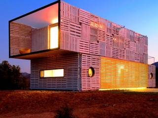 Una Casa Ecofriendly hecha de Contenedores: 160m2 que te volarán la cabeza, James & Mau Arquitectura James & Mau Arquitectura