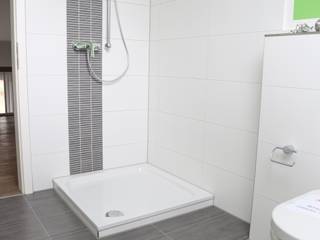 Modernes Einfamilienhaus mit A+ Hybrid-Haustechnik, Heinrich Blohm GmbH - Bauunternehmen Heinrich Blohm GmbH - Bauunternehmen Modern Bathroom