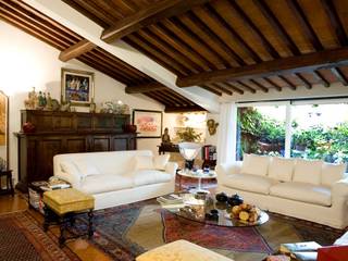 una casa per collezionisti, archbcstudio archbcstudio Klassische Wohnzimmer