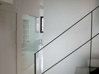 LOFT, Barbara Sterkers , architecte d'intérieur Barbara Sterkers , architecte d'intérieur Modern corridor, hallway & stairs