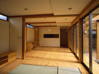 土間のある家, 八島建築設計室 八島建築設計室 Eklektyczny salon