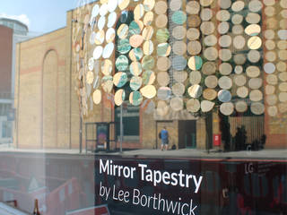 Curved Mirror tapestry, Lee Borthwick Lee Borthwick Lebih banyak kamar