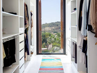 A House, 08023 Architects 08023 Architects Mediterranean style dressing room