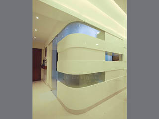 Contemporary residence in Andheri, Mumbai, S K Designs S K Designs Modern corridor, hallway & stairs