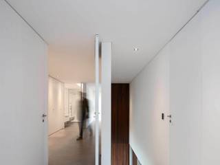 BE House, spaceworkers® spaceworkers® Modern Corridor, Hallway and Staircase