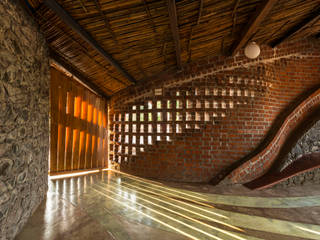 Brick House, Wada, iSTUDIO Architecture iSTUDIO Architecture Corredores, halls e escadas tropicais