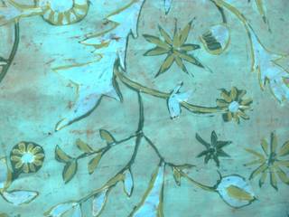 Textilkunst Flora, ATELIER IRENE SEMELKA ATELIER IRENE SEMELKA Ruang Keluarga Klasik Tekstil Amber/Gold