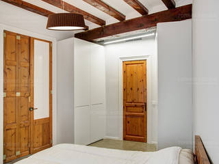 Remodeling works in a gothic quarter apartment, Torres Estudio Arquitectura Interior Torres Estudio Arquitectura Interior 臥室