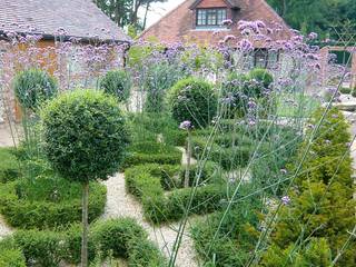 A walled garden near Henley on Thames, Joanne Alderson Design Joanne Alderson Design
