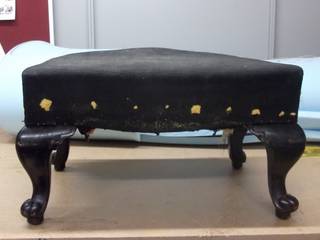 Antique footstool, Linney Hughes Linney Hughes Salas de estar clássicas