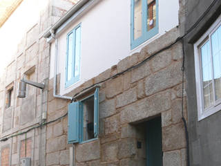 Rehabilitación y ampliación de edificio de viviendas en el Casco Vello. Vigo Estudio de Arquitectura Sra.Farnsworth Puertas y ventanas modernas