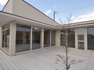 白いウッドデッキの家, Kawashima Gen Architects Kawashima Gen Architects Casas de estilo tropical