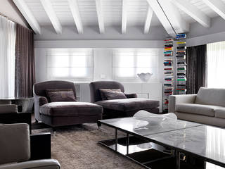 Abitare “tecnologico” - Un attico minimale coniuga originali volumi con geometrie, materiali e forme moderne., Studio d'Architettura MIRKO VARISCHI Studio d'Architettura MIRKO VARISCHI Moderne Wohnzimmer