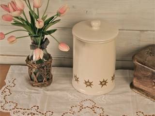 ​Pot avec motifs Edelweiss peints à la main, LES SCULPTEURS DU LAC LES SCULPTEURS DU LAC Rustic style kitchen