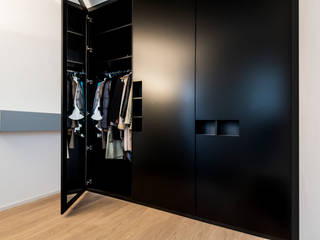 Möbel L, BESPOKE GmbH // Interior Design & Production BESPOKE GmbH // Interior Design & Production Modern dressing room