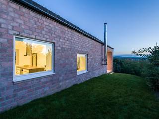 The Long Brick House, Földes Architects Földes Architects Minimalistische Wohnzimmer