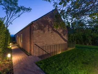 The Long Brick House, Földes Architects Földes Architects Minimalist living room