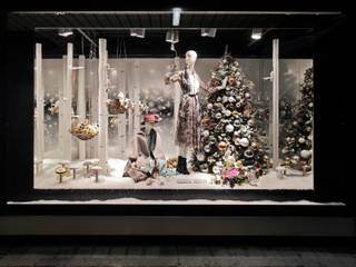 ​Weiße Weihnacht - Die festlichste Zeit des Jahres , KaDeWe KaDeWe Weihnachtsbaum,Fenster,Pflanze,Weihnachtsschmuck,Innenarchitektur,Kleid,Schaukasten,Bilderrahmen,Weihnachtsdekoration,Ornament