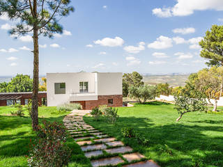 Courtyard house of stone, Studio 4e Studio 4e Casas estilo moderno: ideas, arquitectura e imágenes