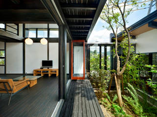 中庭のある木の家, 石井智子/美建設計事務所 石井智子/美建設計事務所 Asian style living room