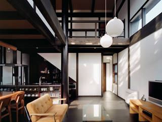 中庭のある木の家, 石井智子/美建設計事務所 石井智子/美建設計事務所 Asian style living room