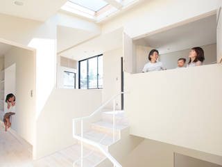 HOUSE K.M, Marmo Architects Marmo Architects モダンな 家 フィクスチャ,窓,木,インテリア・デザイン,フローリング,建築,ペイント,床,美術,材料特性