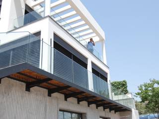 Detached house in La Floresta, FG ARQUITECTES FG ARQUITECTES Modern style balcony, porch & terrace