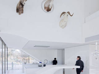 Haus am Weinberg, UNStudio UNStudio Minimalistische woonkamers Het opbouwen van,Wit,elanden,Natuurlijk materiaal,auto-ontwerp,Hout,Grijs,Kunst,Vloer,reekalf