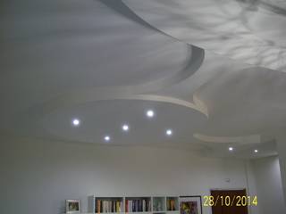 curve in cartongesso, Calabrese & Iozzi Architetti Associati Calabrese & Iozzi Architetti Associati モダンデザインの リビング