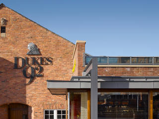 Dukes 92 Grill, OMI Architects OMI Architects Commercial spaces