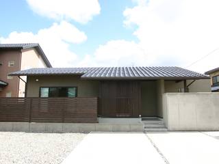 平屋のコートハウス , 新明設計 新明設計 Eclectic style houses