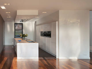 VILLA BJ, VAN ROOIJEN ARCHITECTEN VAN ROOIJEN ARCHITECTEN Minimalist kitchen Plastic White
