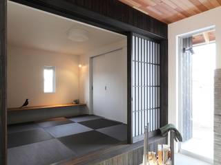 Suehiro House, ALTS DESIGN OFFICE ALTS DESIGN OFFICE Modern media room