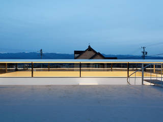 SI-house, TNdesign一級建築士事務所 TNdesign一級建築士事務所 Minimalistischer Balkon, Veranda & Terrasse