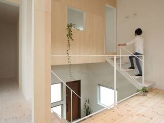 Azuchi House, ALTS DESIGN OFFICE ALTS DESIGN OFFICE Modern Corridor, Hallway and Staircase