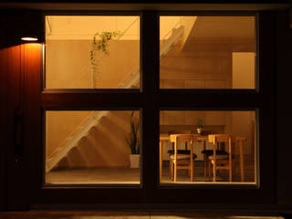 Azuchi House, ALTS DESIGN OFFICE ALTS DESIGN OFFICE Modern windows & doors