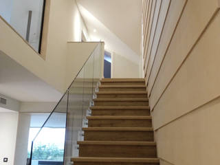 #unifamiliarVALDEMORILLO, +2 +2 Modern Corridor, Hallway and Staircase