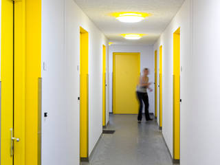 Jongerentoren Planck, zofa architecten zofa architecten Modern Corridor, Hallway and Staircase