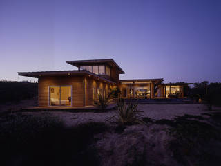 Une maison dans le sable., Christian Larroque Christian Larroque Modern houses