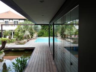 création d'une piscine et son Poolhouse., Christian Larroque Christian Larroque Piscinas modernas