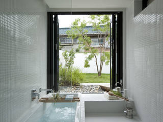 House with the bath of bird, Sakurayama-Architect-Design Sakurayama-Architect-Design Kamar Mandi Modern