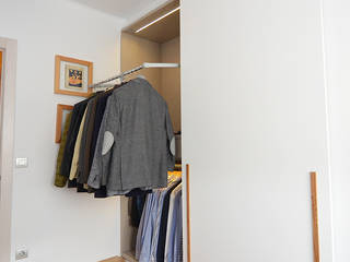 Vestidor con zona de costura. Trestrastos Closets de estilo moderno
